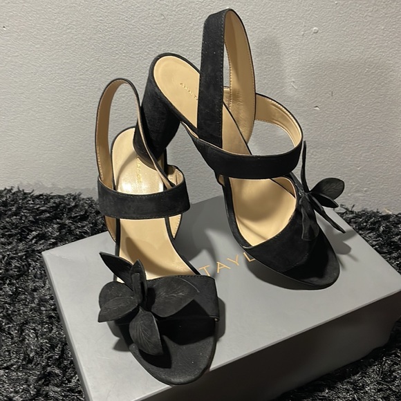 Ann Taylor Black Suede Flower Heel - 9 1/2 New in Box - Picture 4 of 8